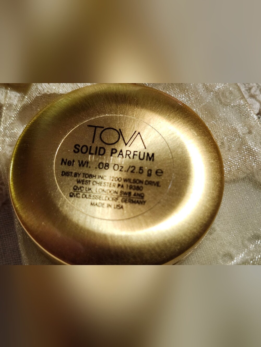 TOVA SOLID PERFUME UNUSED Gold Floral Compact Mirror with Embossed Rose Design - Picture 3 of 4
